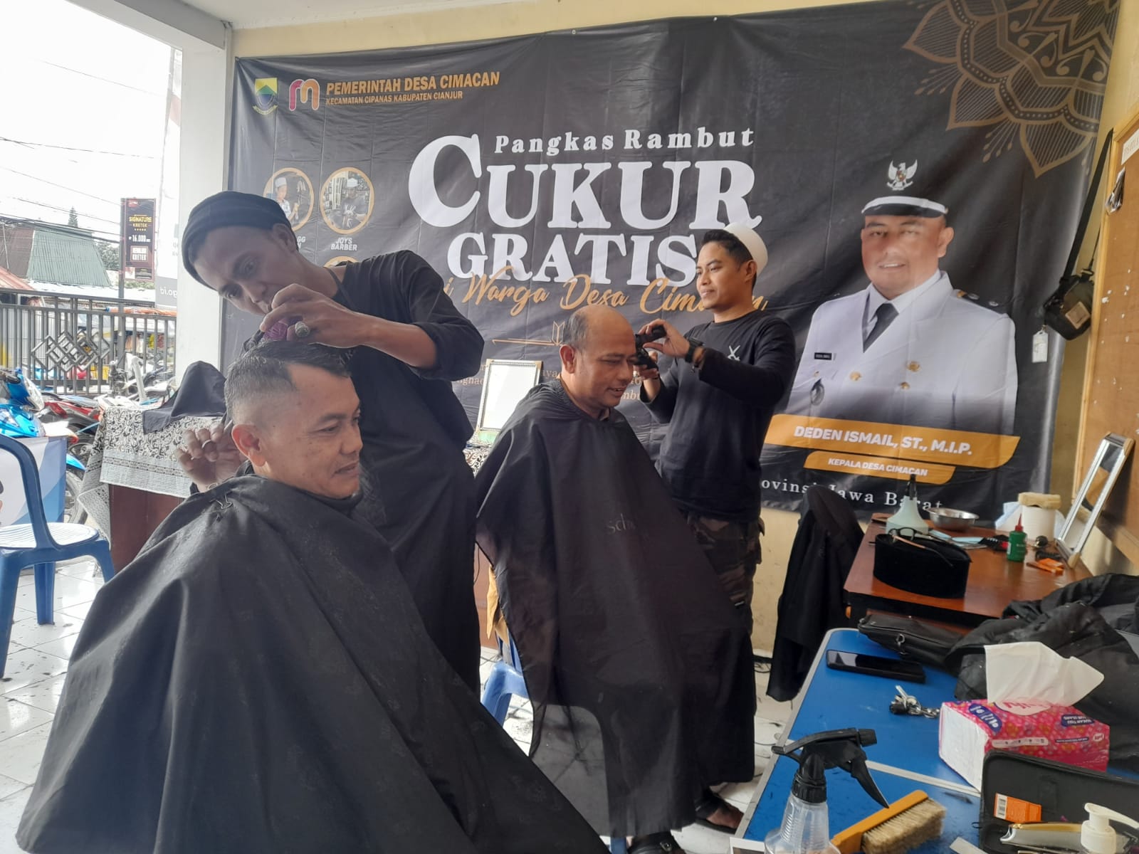 Ratusan Warga Desa Cimacan Manfaatkan Cukur Rambut Gratis