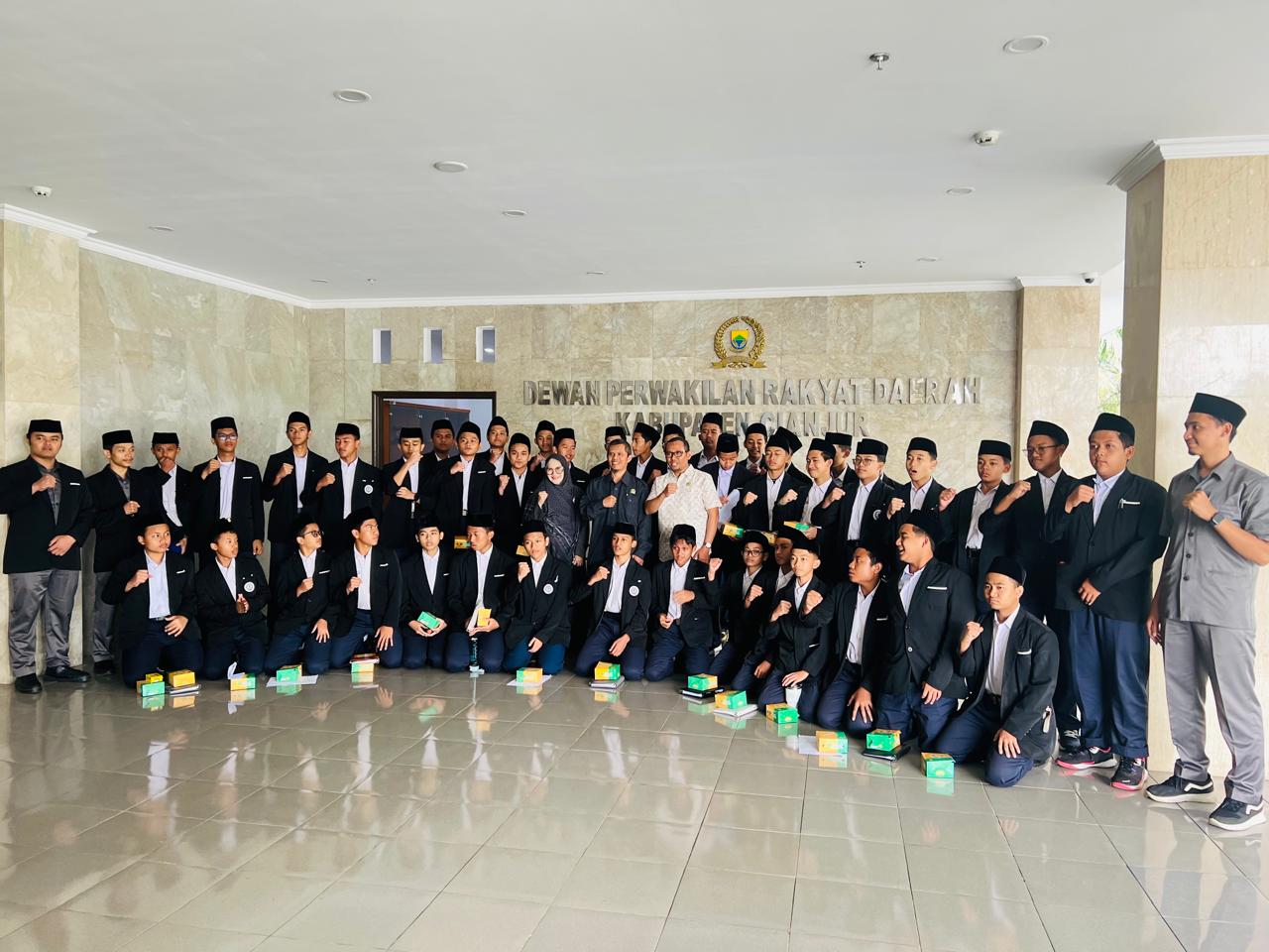 Fraksi PKS Terima Kunjungan Siswa MTs Al Kahfi 2 Cianjur, Jelaskan Soal Fungsi Tugas dan Wewenang DPRD 