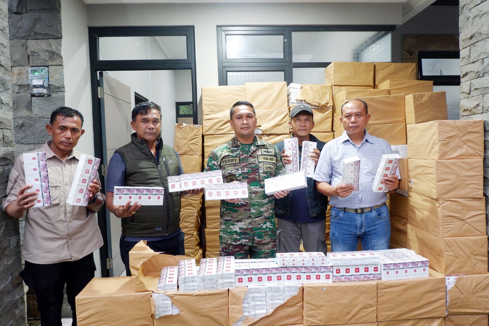 Kodim 0608/Cianjur Amankan 488 Ribu Batang Rokok Ilegal, Lima Orang Diamankan