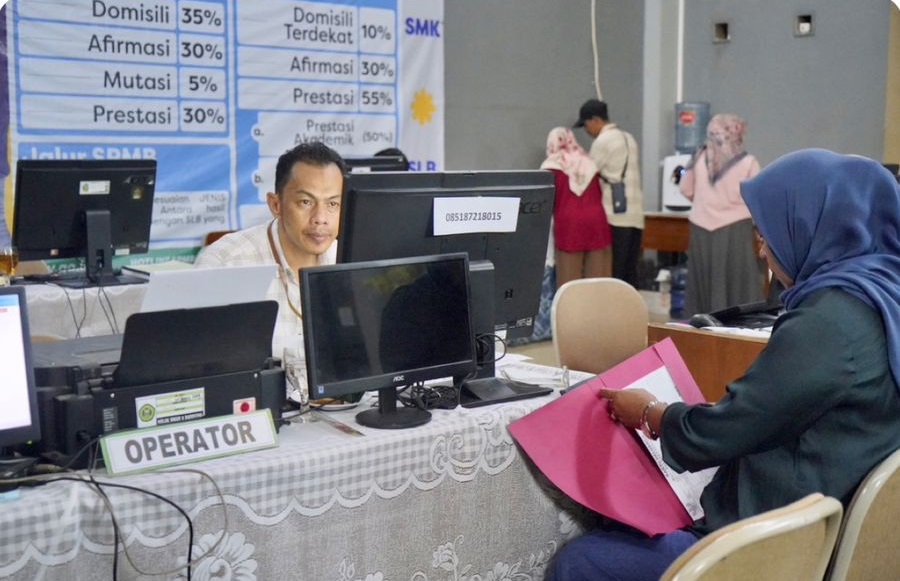 Animo Masyarakat Tinggi di Hari Pertama Pendaftaran SPMB SMA/SMK dan SLB Jabar Tahap 1 