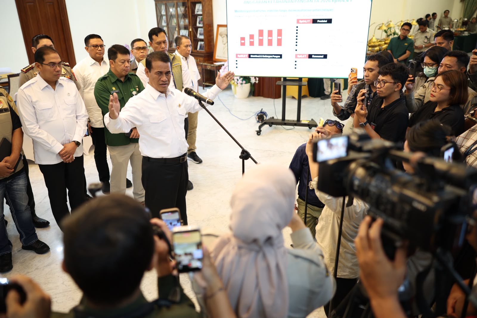Mentan Amran Copot Sejumlah Pejabat Bulog dan Bapanas Terkait Penyelewengan Beras SPHP