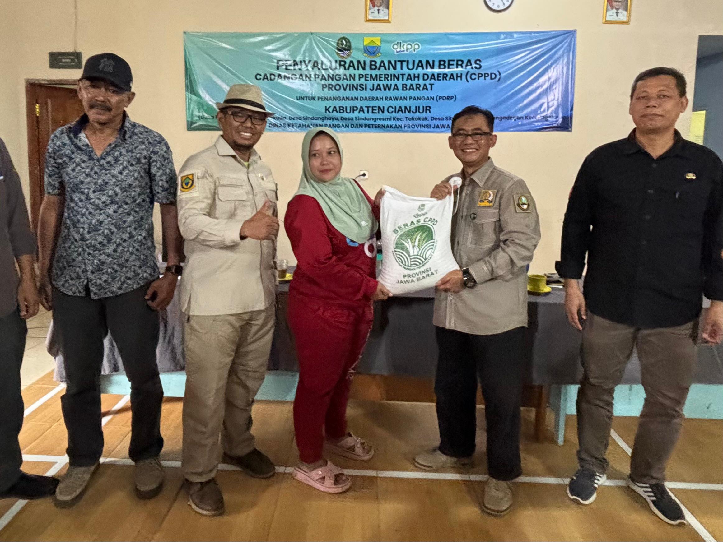 Anggota DPRD Jabar RK Dadan Surya Negara Salurkan Bantuan Beras Bagi Masyarakat Lima Desa di Cianjur