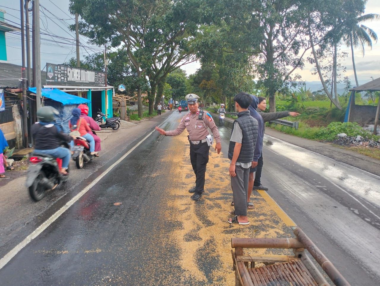 Tumpahan Oli di Jalan Raya Sukabumi-Cianjur Sebabkan Kendaraan Tergelincir