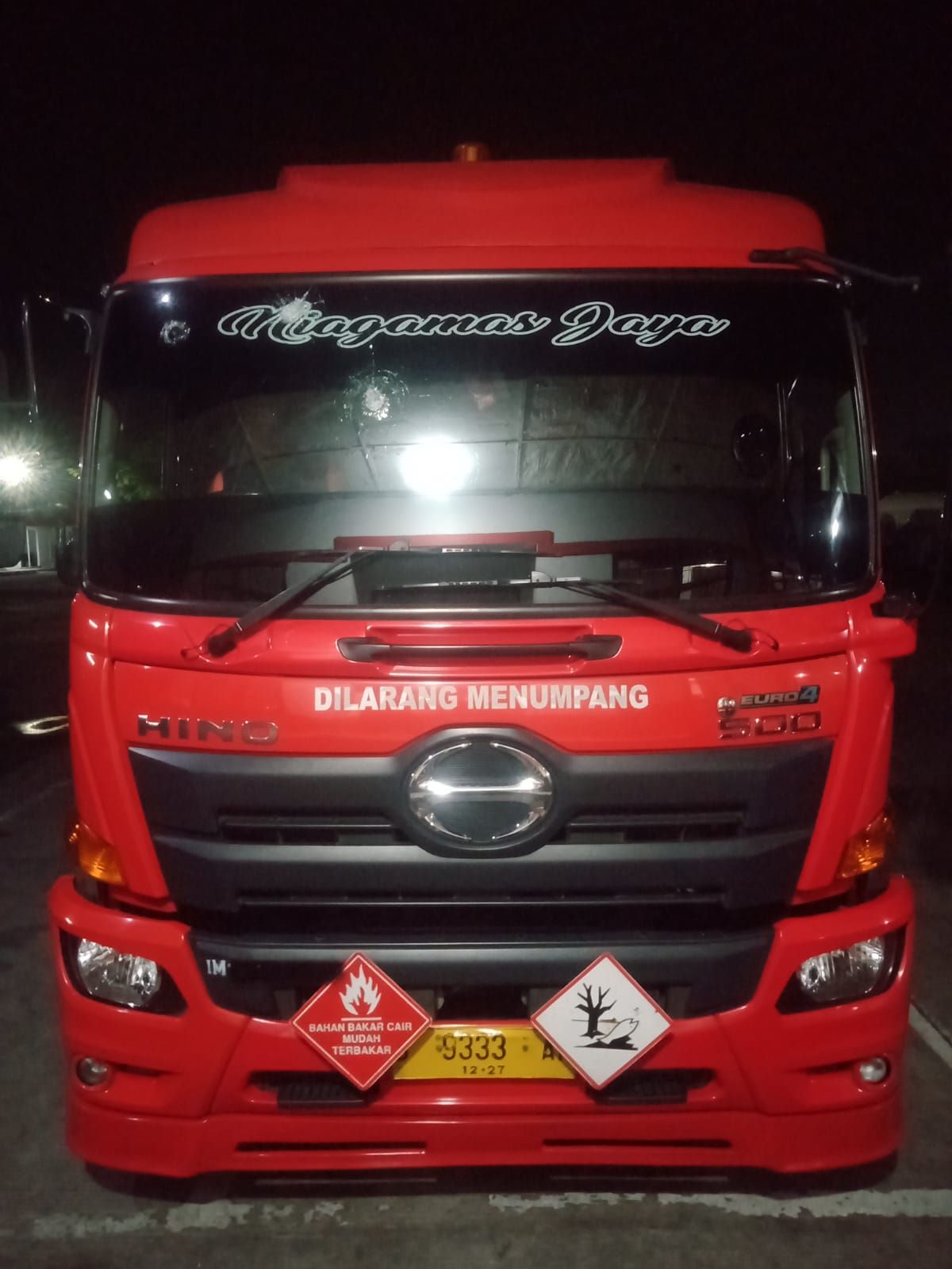 Truk Tangki Bermuatan BBM Dilempar Batu OTK di Jalan Raya Bandung