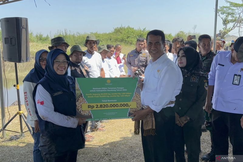 Mentan Serahkan Bantuan 10 Ribu Pompa Air untuk Petani di Jawa Barat