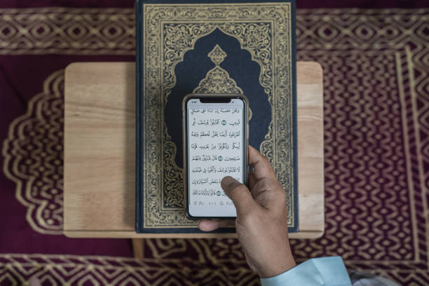 Apakah Pahala Membaca Alquran di HP Sama dengan Pakai Mushaf? Begini Penjelasannya