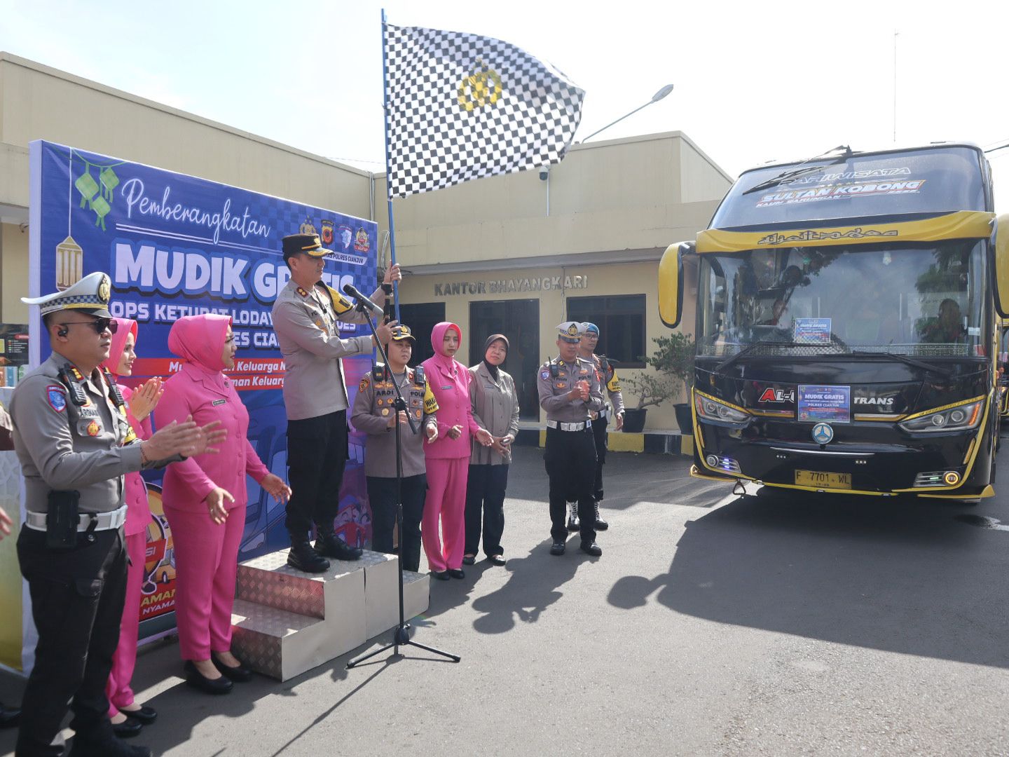 Kapolres Cianjur Lepas Rombongan Mudik Gratis Menuju Jawa Tengah