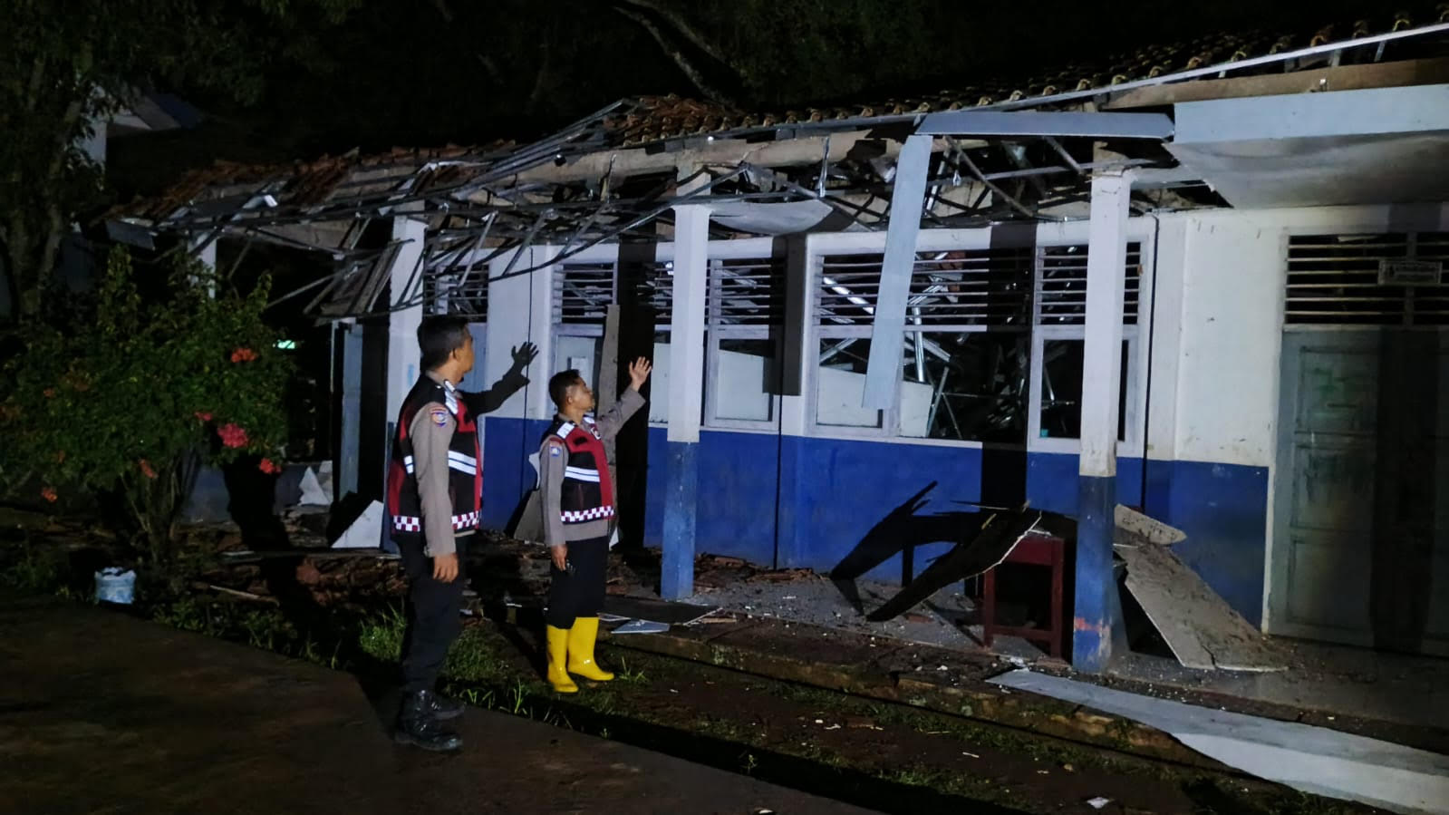 Tiga Ruang Kelas SMPN 1 Sukaluyu Cianjur Ambruk