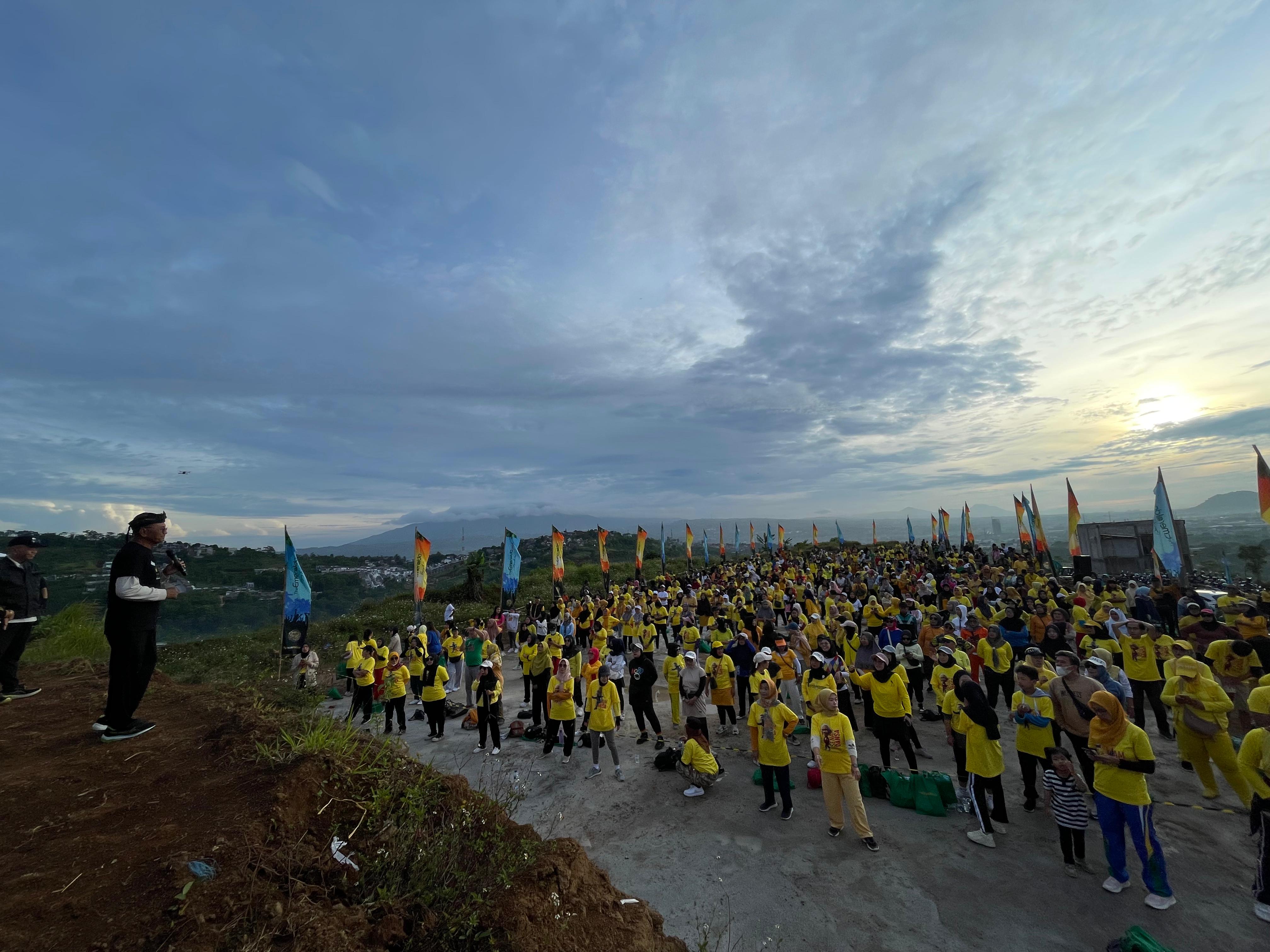 Ribuan Warga Hadiri Senam Ala Dahlan Iskan di The Emeralda Resort Padalarang