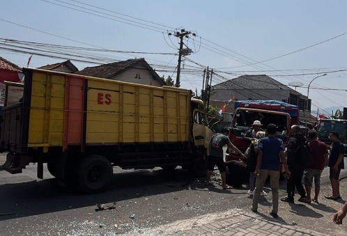 Diduga Sopir Mengantuk, Truk Oleng dan Tabrak Kendaraan di Cianjur