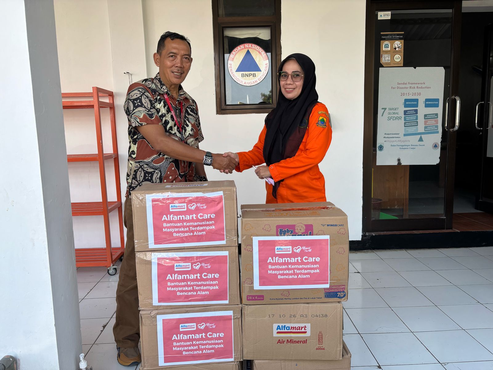 Alfamart Salurkan Bantuan Kepada Warga Terdampak Banjir di Cianjur