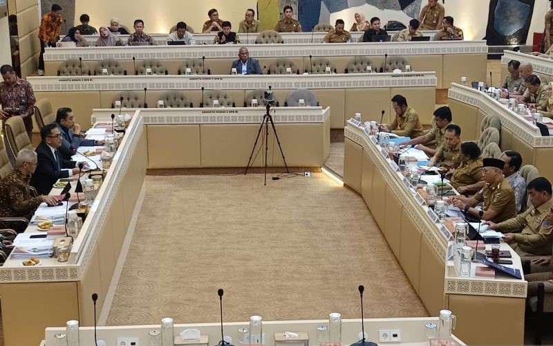 Komisi II DPR Rapat dengan Sejumlah Gubernur Bahas Fiskal Hingga BUMD