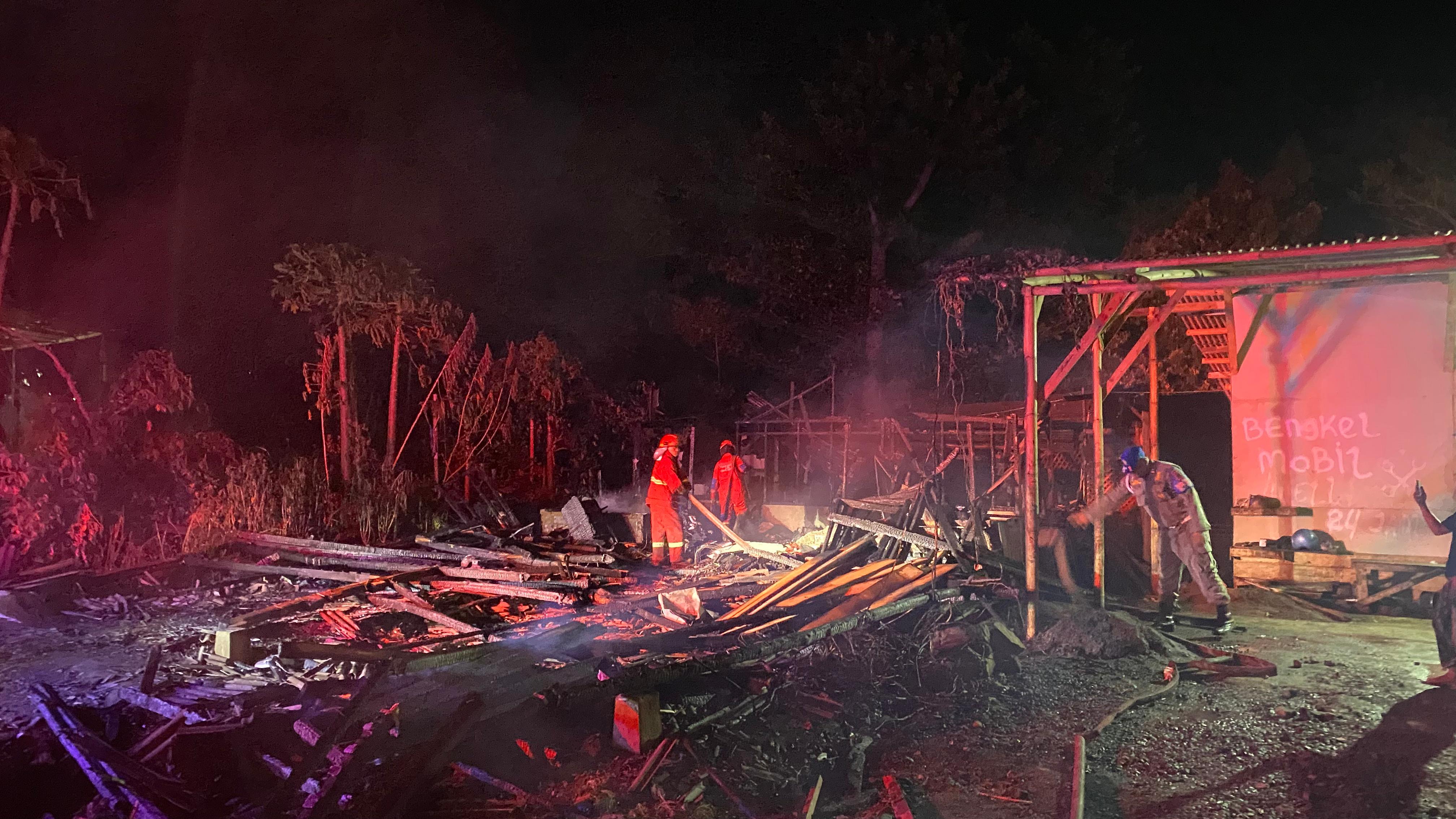 Ditinggal Beli Obat, Material Mebel di Gekbrong Cianjur Hangus Terbakar