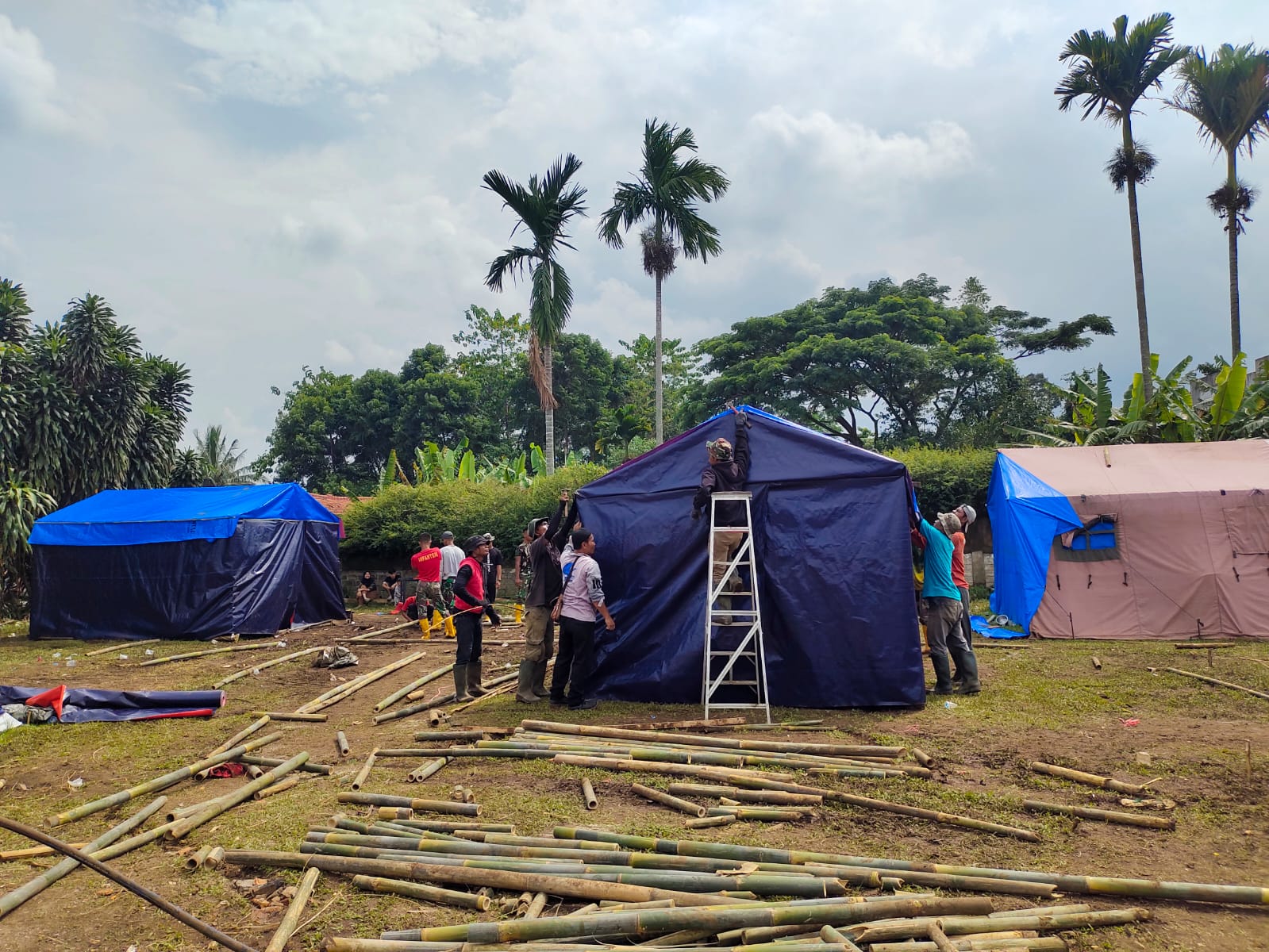 Tenda Layak Huni Bagi Warga Terdampak Gempa di Kampung Garogol Cugenang Cianjur Mulai Dibangun