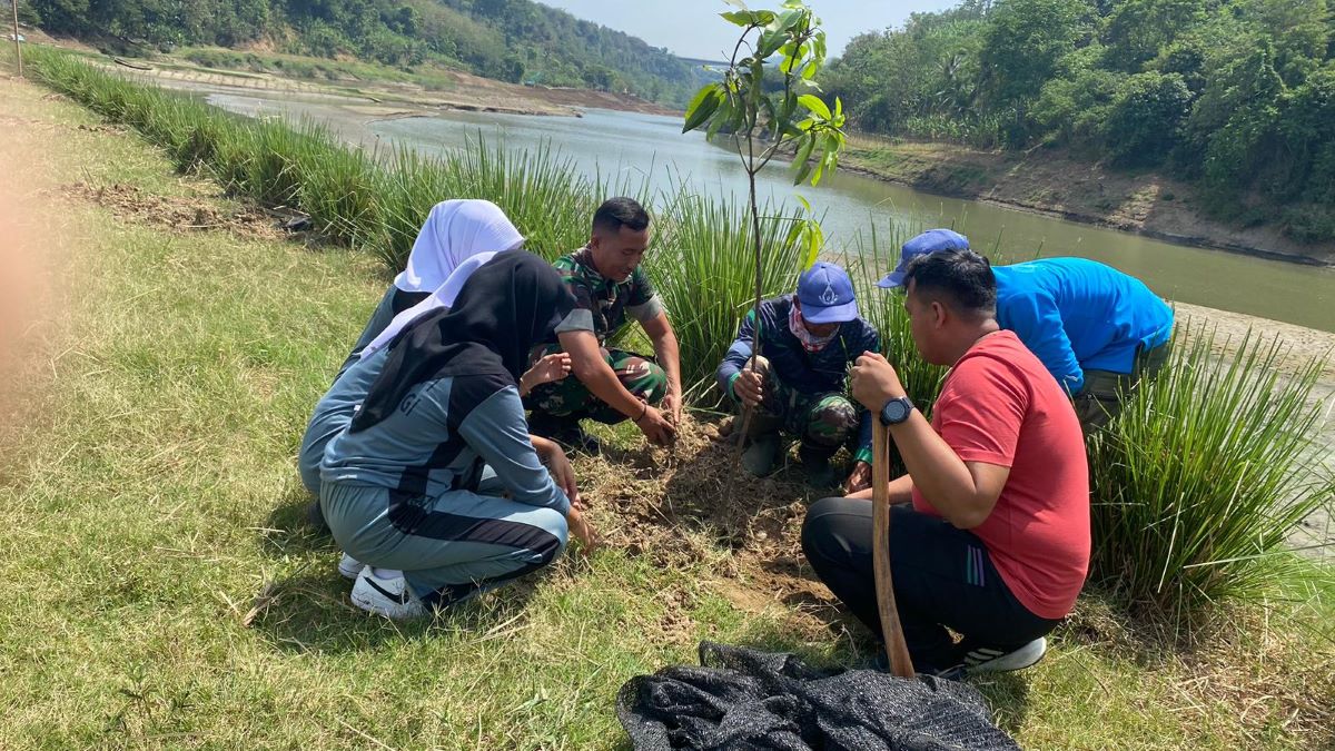  Satgas Citarum Harum Sektor-11 Ajak Siswa SMAN 1 Haurwangi Lakukan Penghijauan