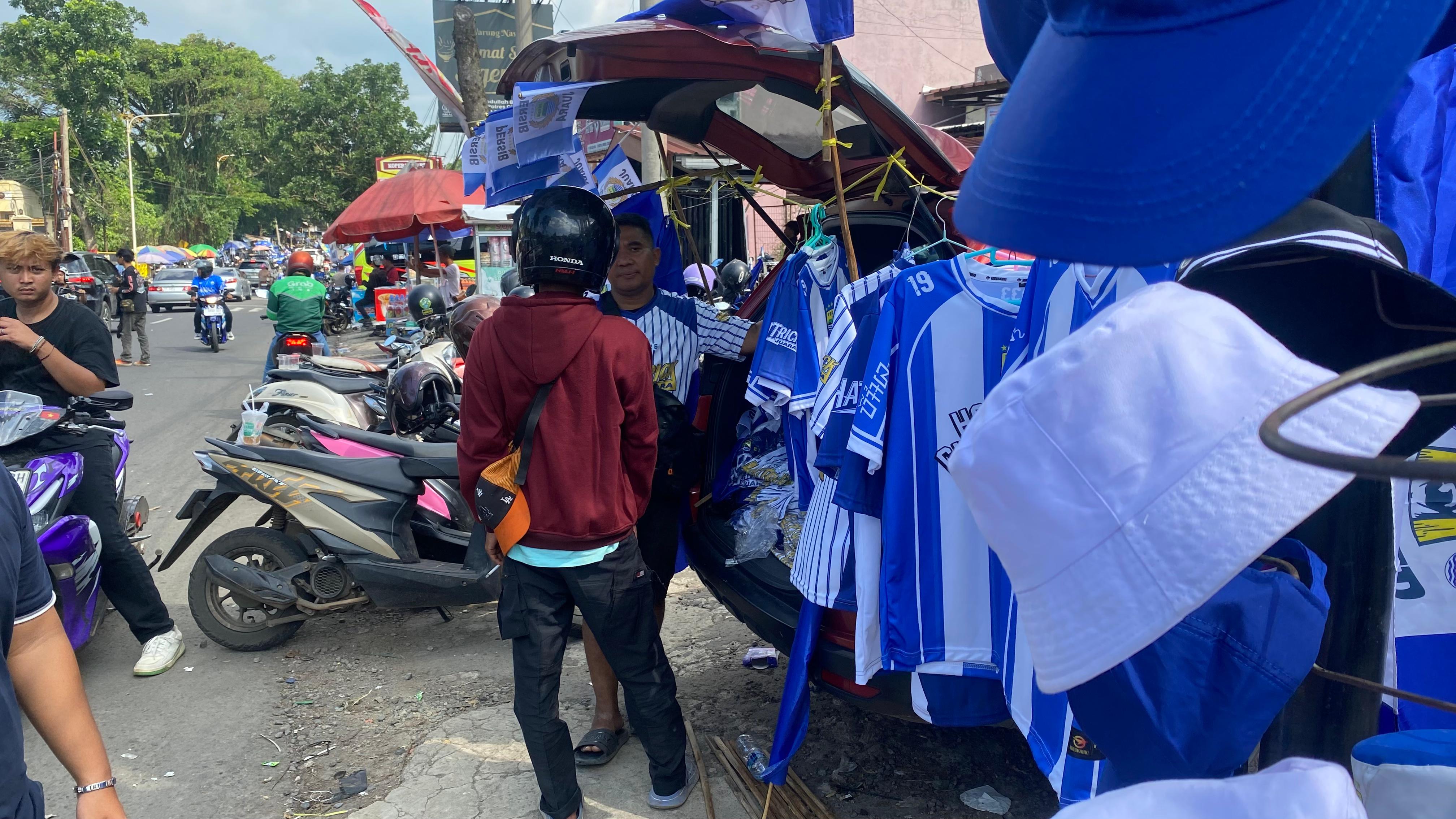 Mapag Jawara di Cianjur Dongkrak Penjualan Jersey dan Bendera Persib