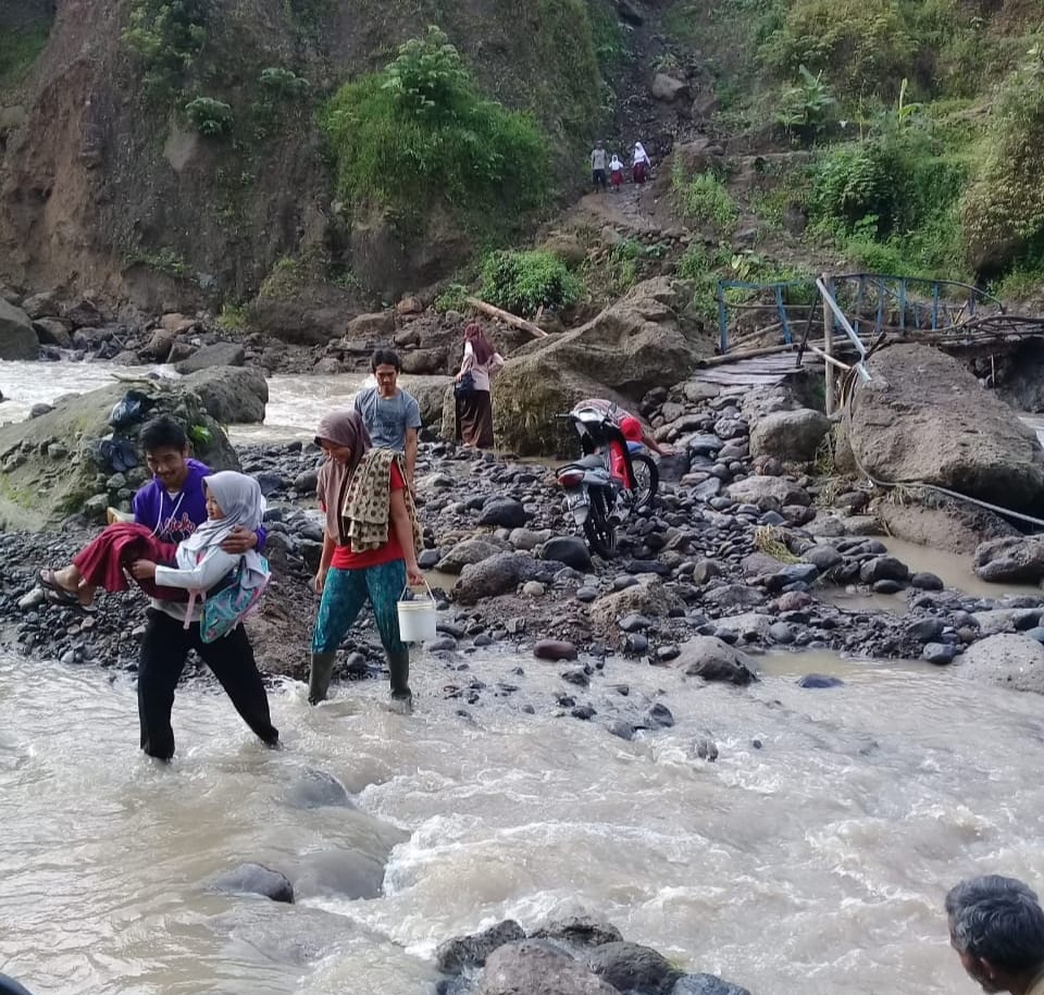 Jembatan Gantung Rusak Tersapu Banjir, Siswa dan Warga di Cidaun Cianjur Bertaruh Nyawa Lintasi Sungai Deras