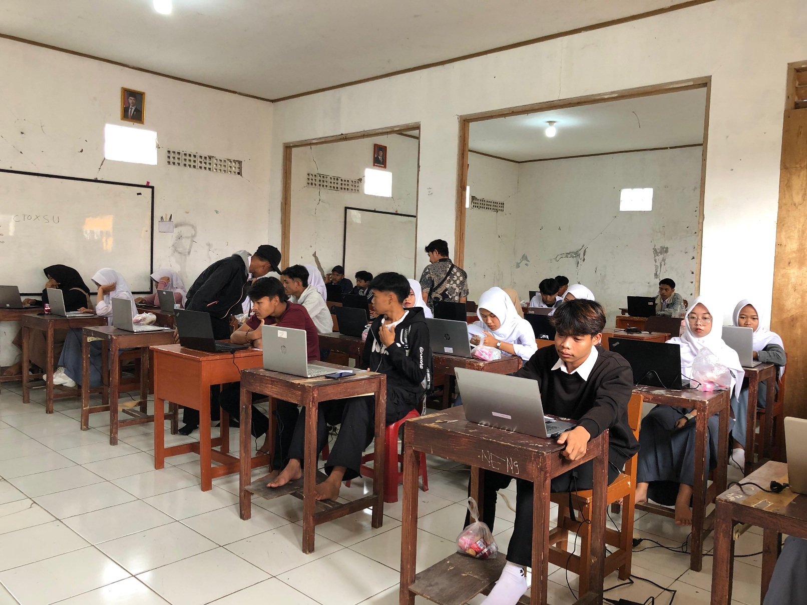 Puluhan Siswa Paket C/Ulya PKBM Sarbini Cianjur Antusias Ikuti Tes Kemampuan Akademik