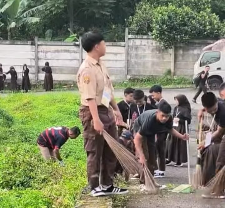 RSUD Cimacan dengan SMKN I Cipanas Kolaborasi Menggelar Jumat Bersih