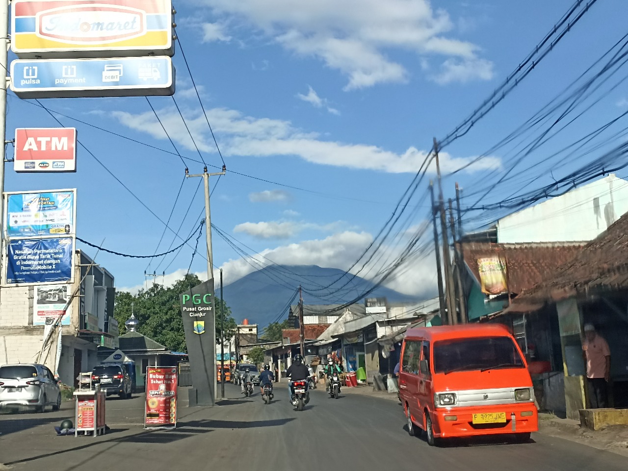 Ada Retakan dan Longsoran, Jalur Pendakian Gunung Gede Pangrango Ditutup