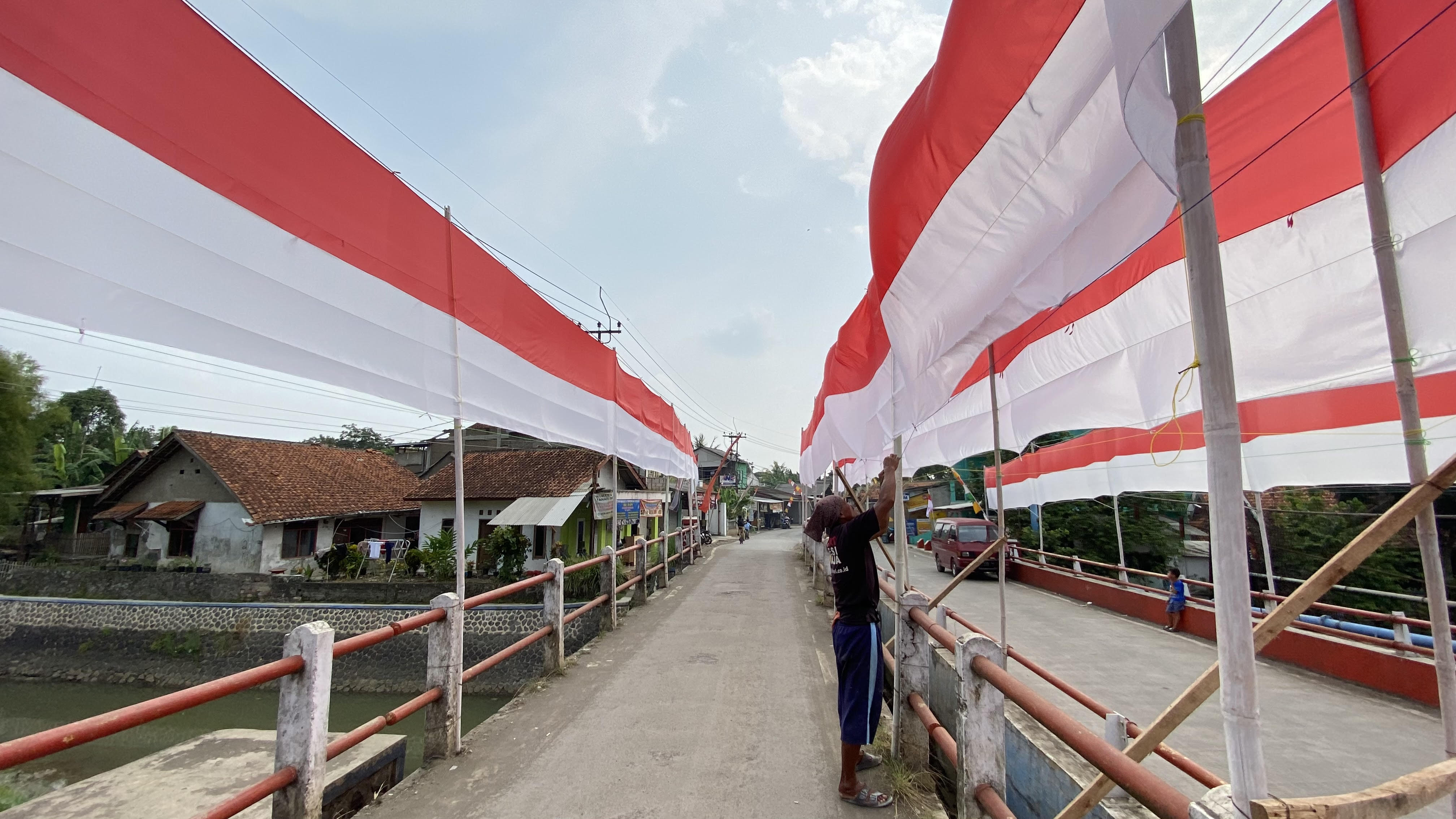 Bendera Merah Putih Sepanjang 680 Meter Berkibar di Cianjur