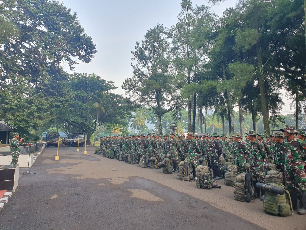 Yonif 300/Brawijaya Cianjur Kirim Pasukan Bantu Korban Bencana di Sukabumi