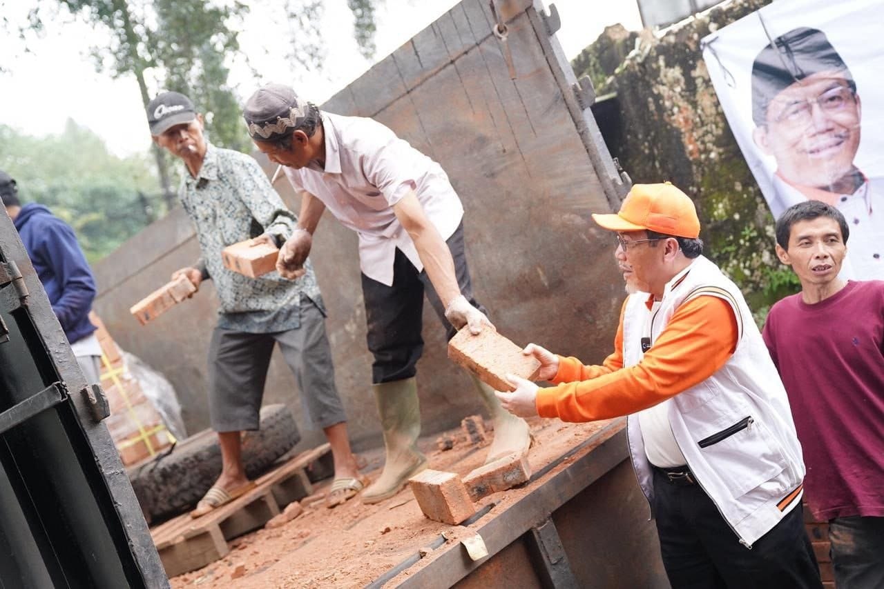 Batu Bata Oren dari Eks Mentan Terus Berdatangan ke Cianjur