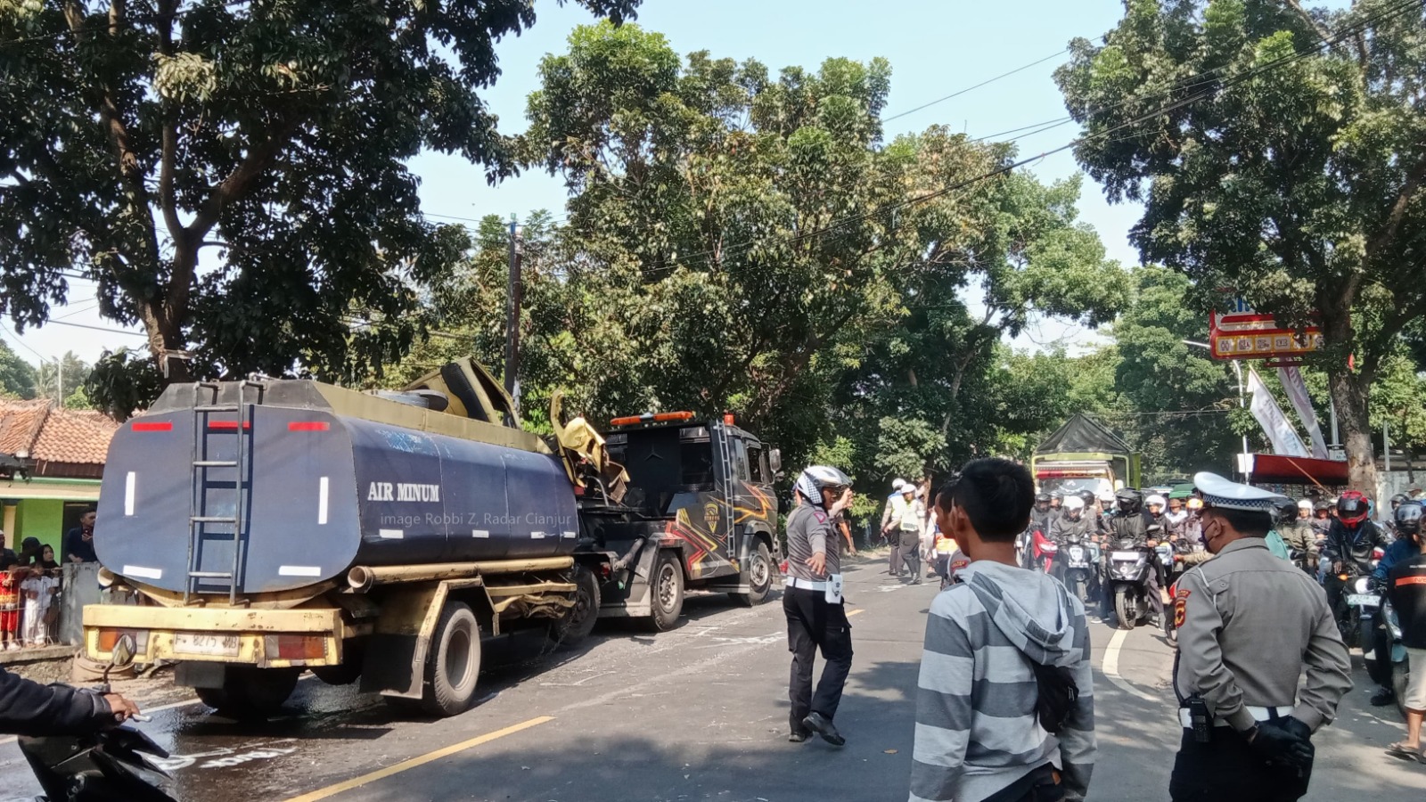 Hilang Kendali, Truk Tangki Air Tabrak Motor di Cianjur