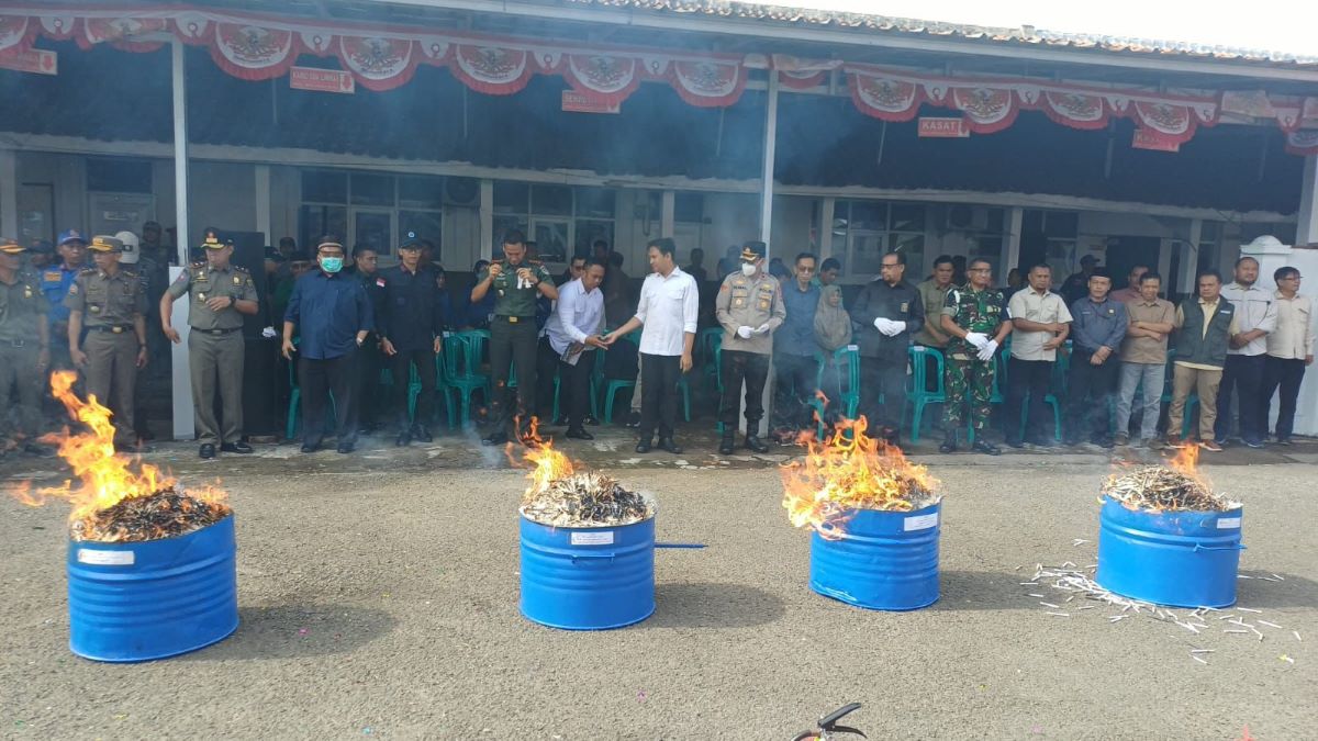 Satpol PP dan Damkar Cianjur Musnahkan Ribuan Miras 