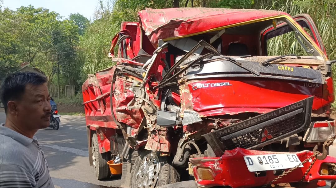Kecelakaan Beruntun Libatkan Tiga Truk di Jalan Raya Cikalongkulon-Jonggol