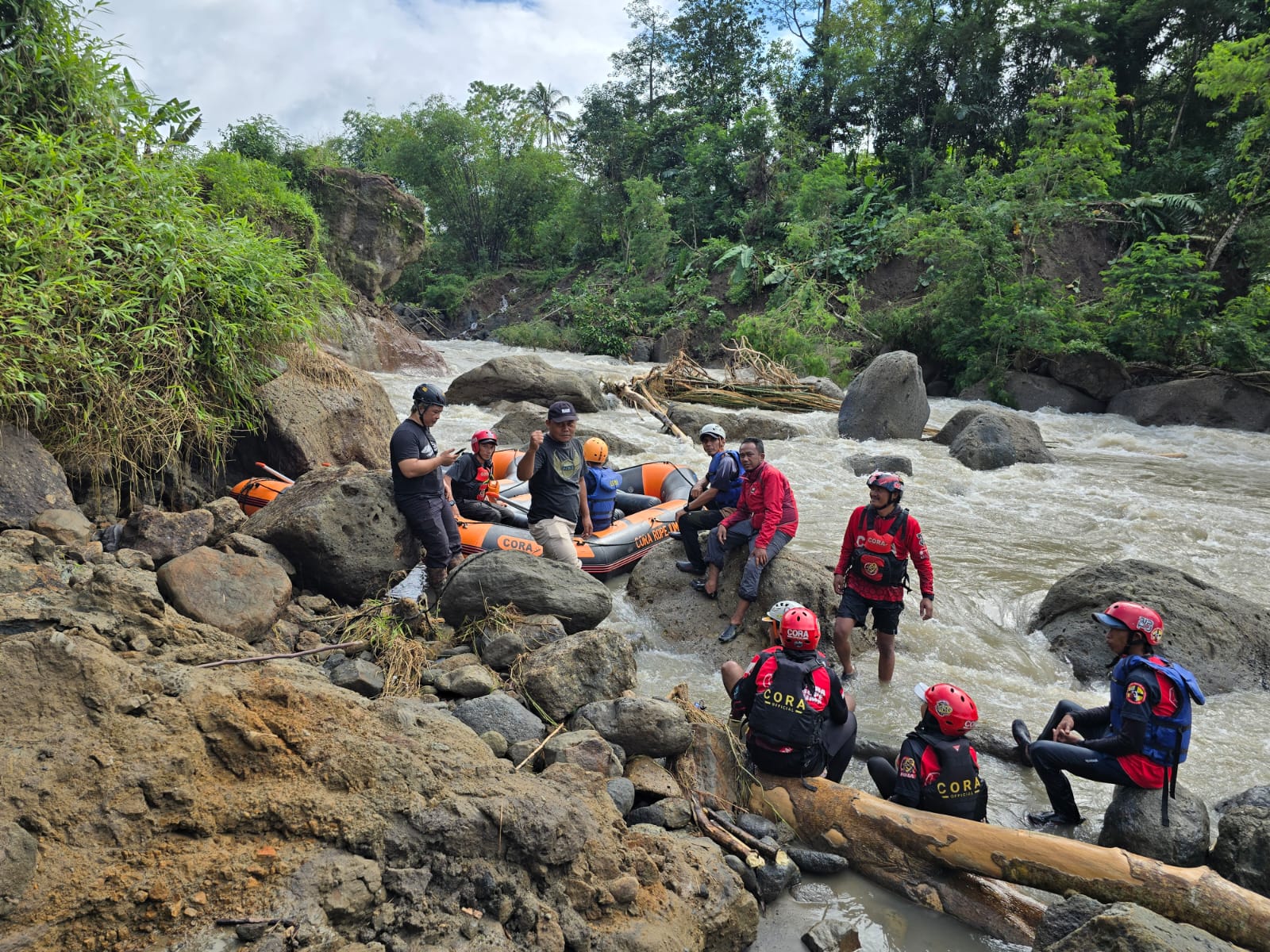 Terjang Arus Sungai Cibuni, Komunitas Bagong Mogok Cari Korban Hanyut Hingga Agrabinta