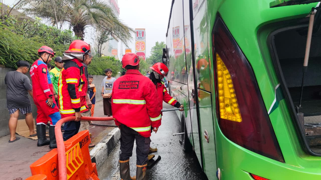 Bus Karunia Bakti Terbakar di Bunderan Tugu Lampu Gentur Cianjur, Diduga Akibat Pecah Ban
