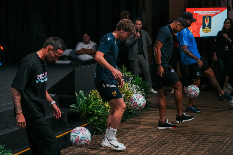 Enam Pemain Peserta Turnamen Piala Presiden 2025 Unjuk Ketangkasan Juggling Bola