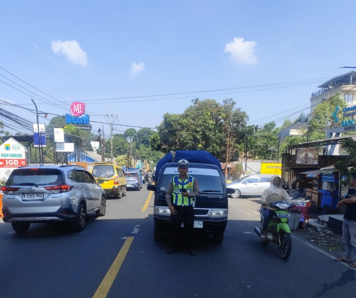 Memasuki Libur Sekolah, Jalur Puncak Cianjur Mulai Padat