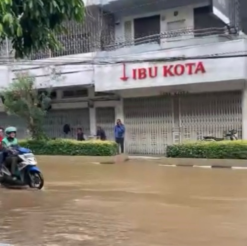Saluran Tertutup Sampah, Jalan Mangunsarkoro Terendam Banjir