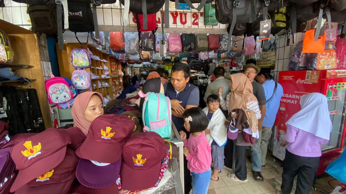 Jelang Masuk Sekolah, Pedagang Seragam Sekolah di Cianjur Diserbu Warga