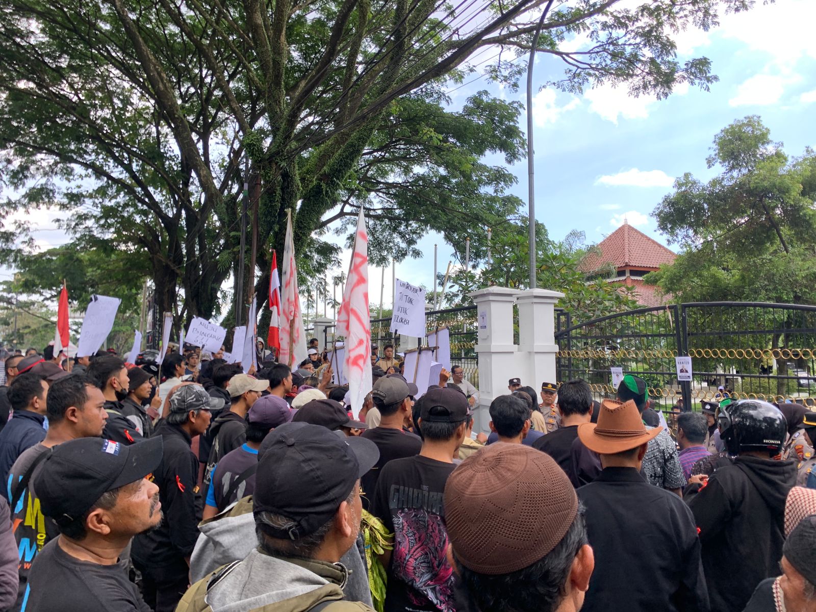 Ratusan Pedagang Bomero dan Mahasiswa Unjuk Rasa di Depan Gedung DPRD Cianjur