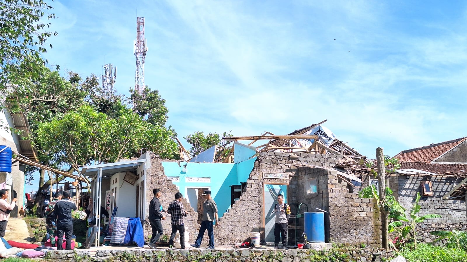 Angin Puting Beliung Rusak Ratusan Rumah di Cianjur