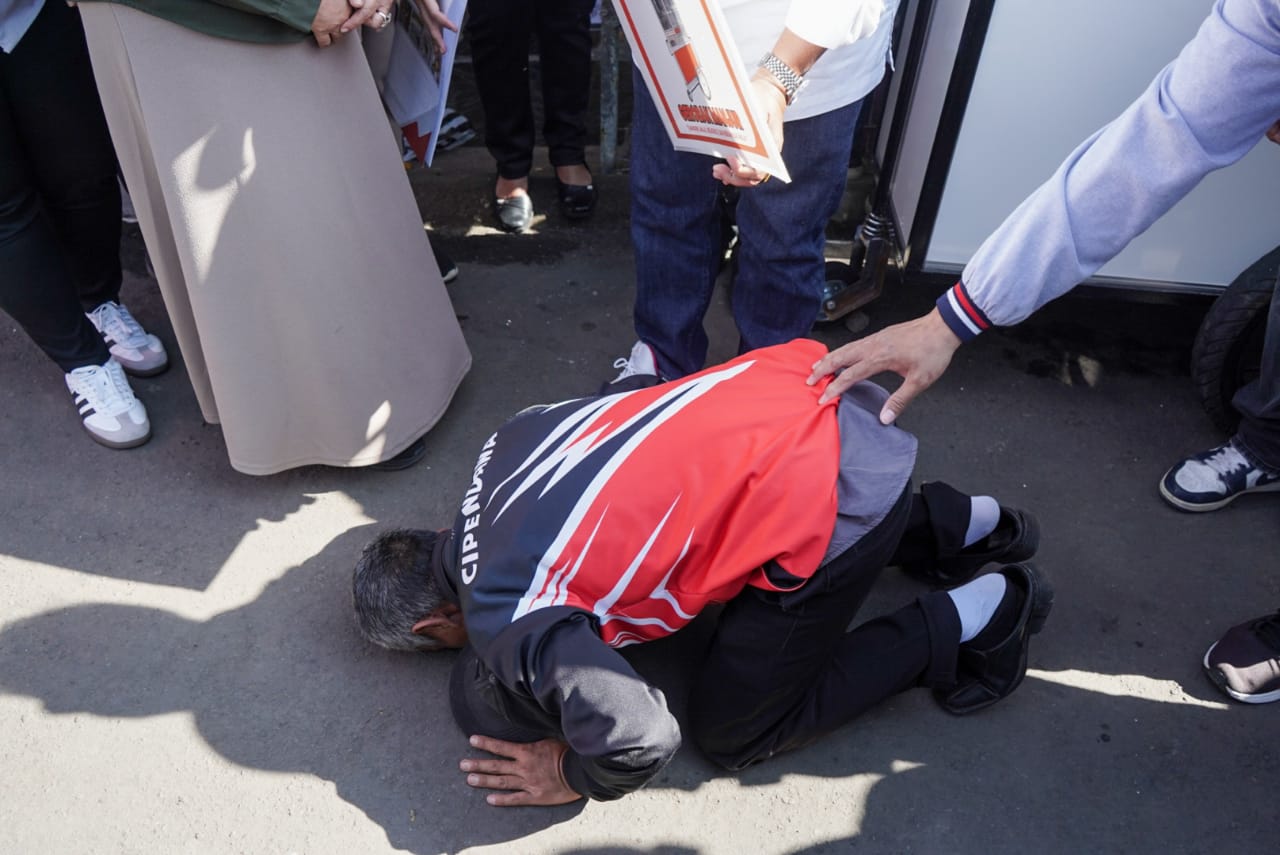 Diberi Gerobak Baru Oleh Bupati Cianjur, Pedagang Batagor Ini Sujud Syukur