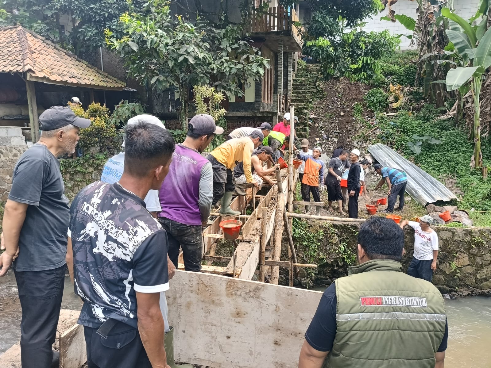 Warga Sukamanah dan Wangunjaya Cugenang Bangun Jembatan Penghubung Antar Desa Secara Gotong-Royong