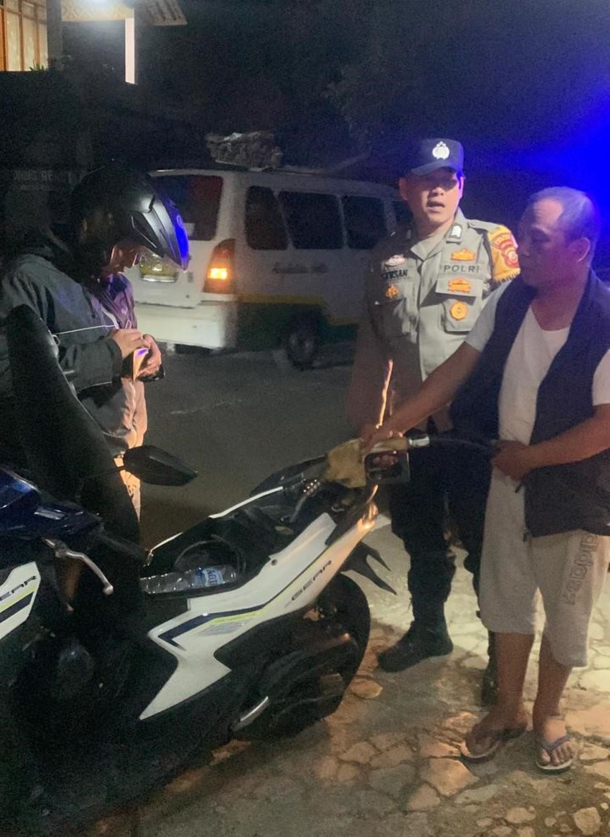 Manfaatkan Layanan 110, Pemudik Asal Jakarta Dapat Bantuan Polisi di Cianjur Selatan