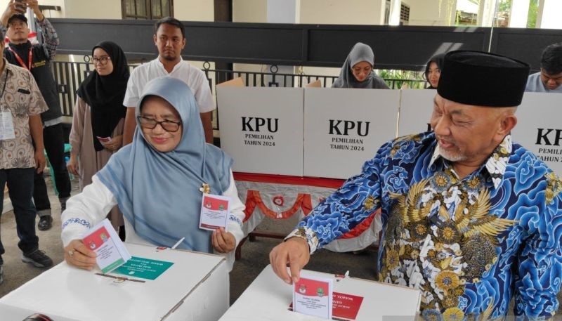 Ahmad Syaikhu Mencoblos di TPS 080 Kota Bekasi