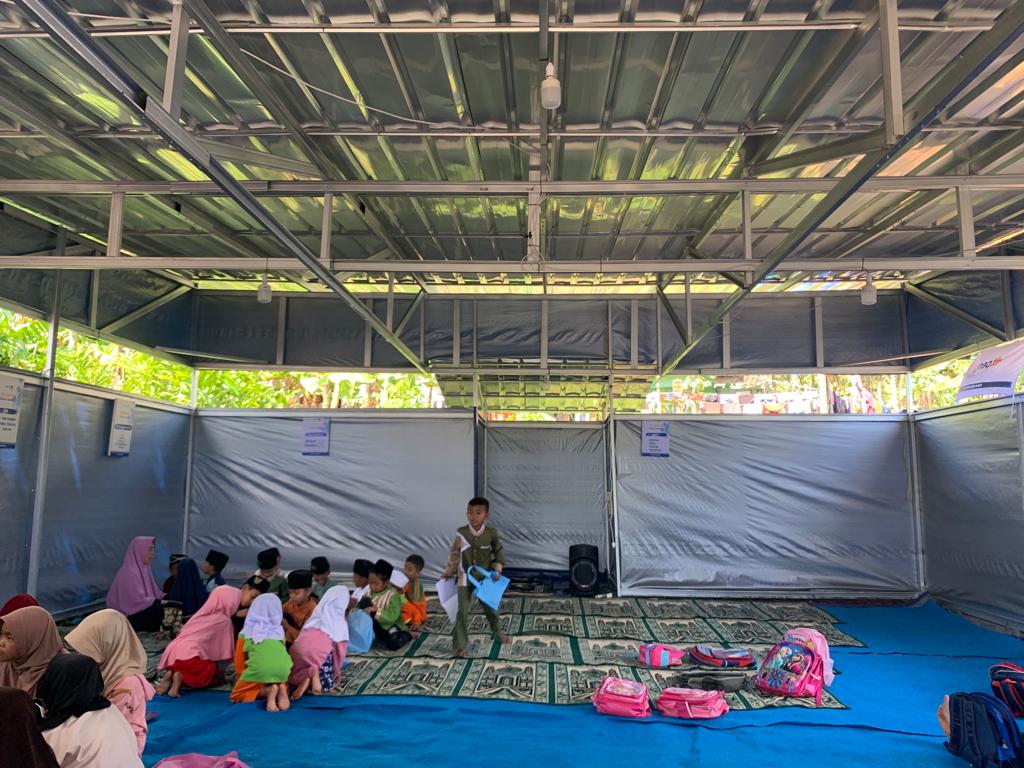 YBM PLN Bantu Terangi Masjid Sementara di Lokasi Terdampak Gempa Cianjur