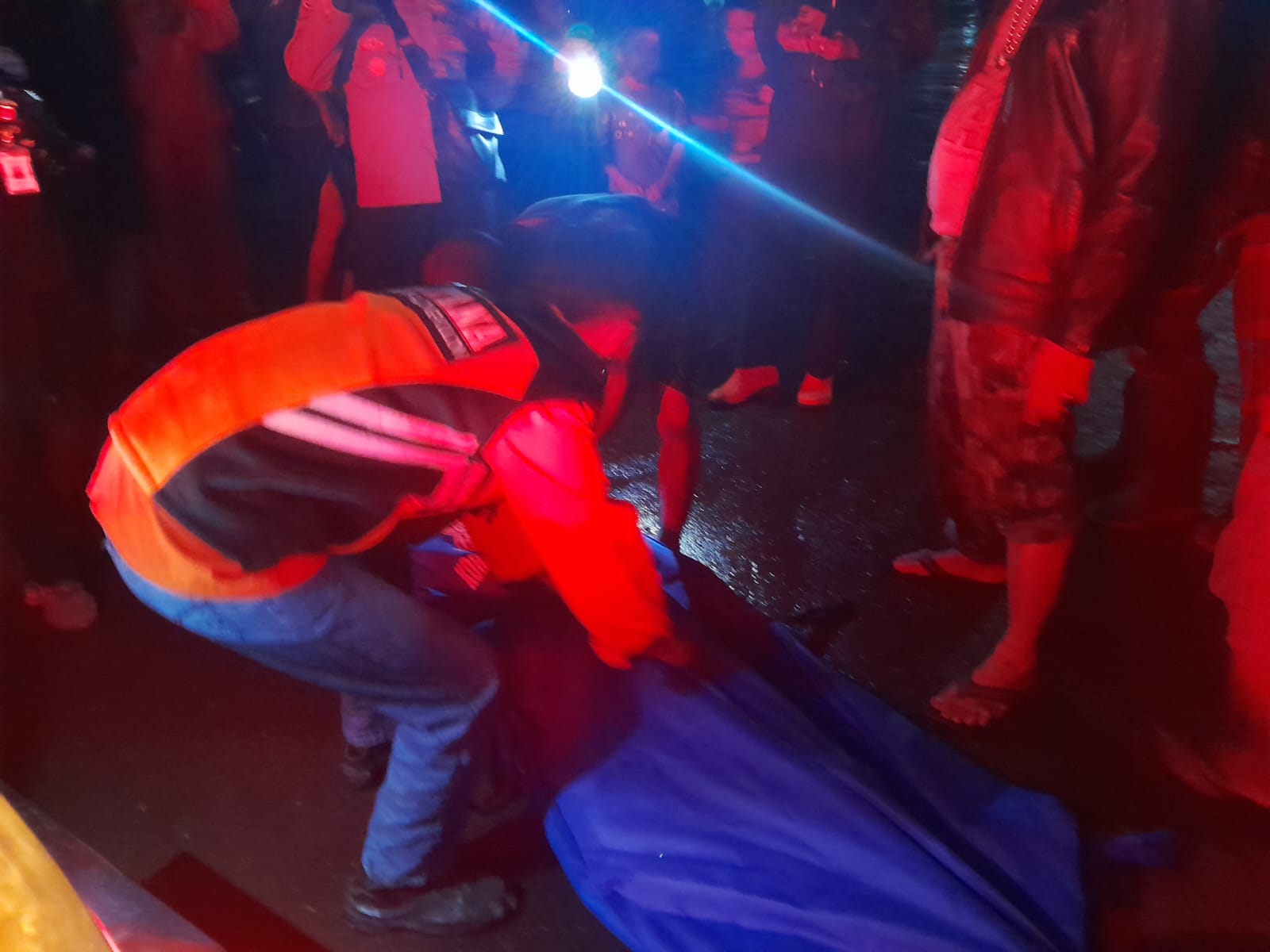 Mayat Pria Tanpa Identitas Ditemukan Tersangkut di Irigasi Cikalongkulon Cianjur