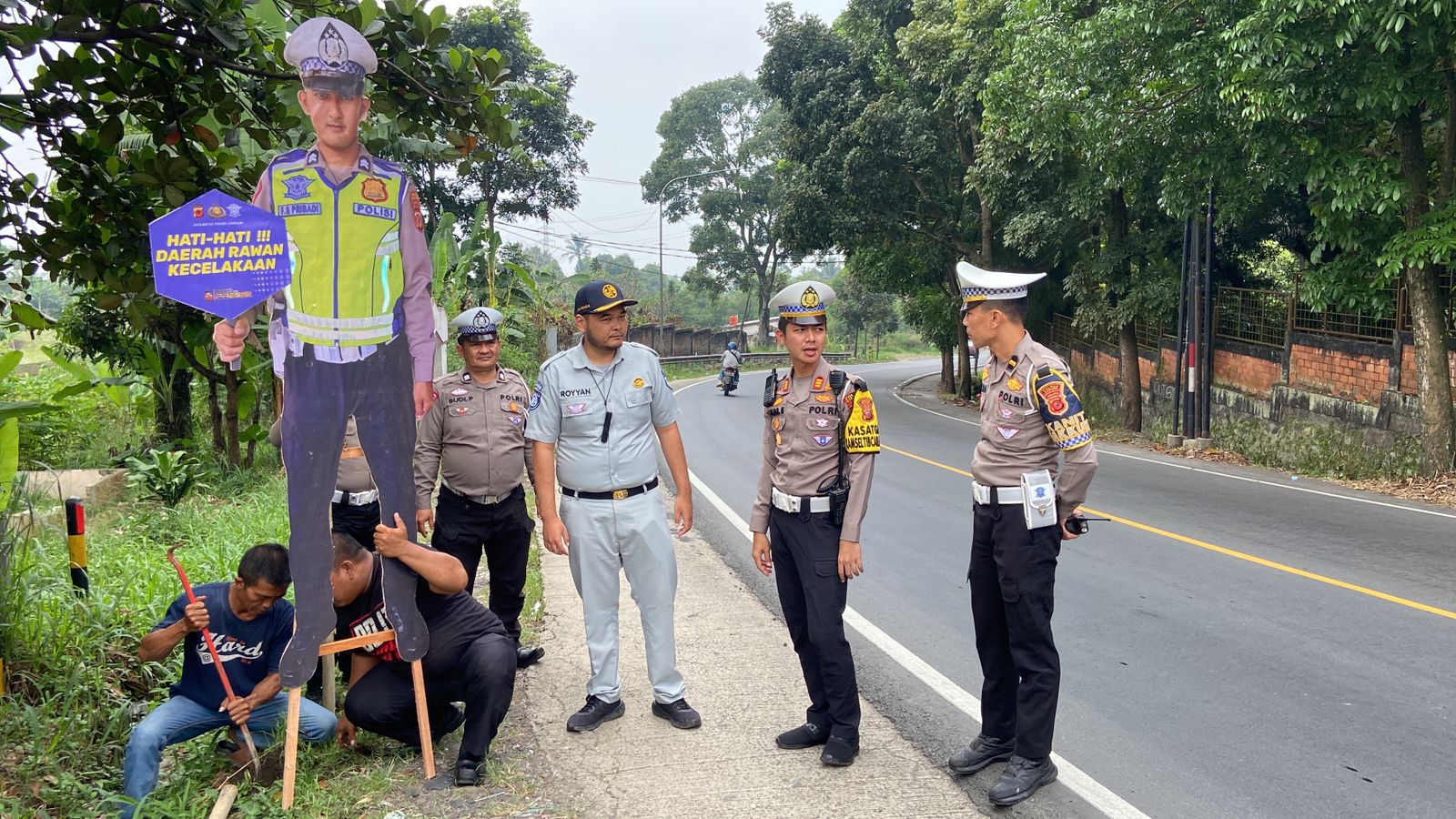 Rawan Kecelakaan, Polres Cianjur Pasang 8 Patung Polisi di Sejumlah Ruas Jalan 