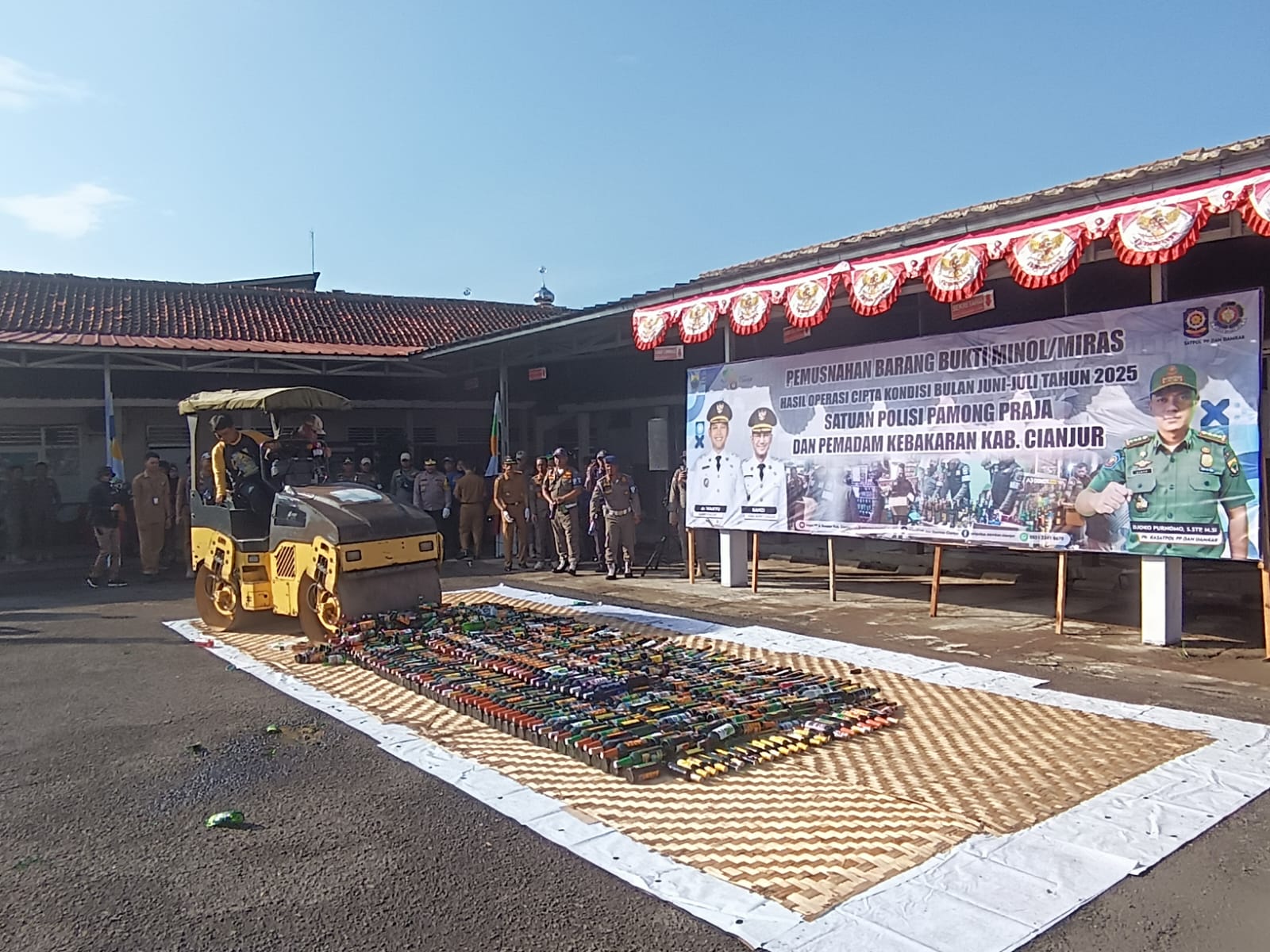 Satpol PP Cianjur Musnahkan Ribuan Botol Miras Berbagai Merek