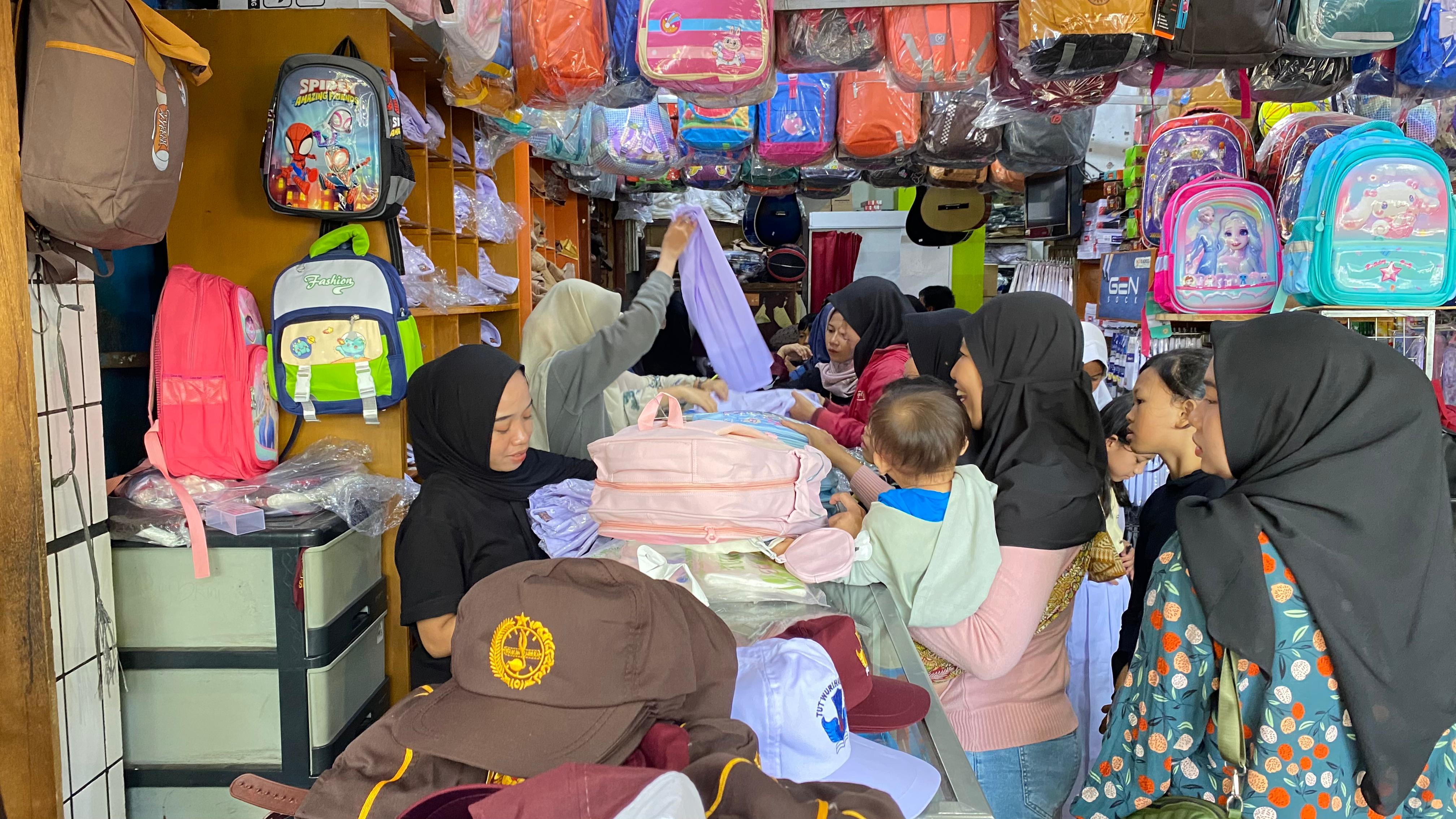 Omzet Penjualan Perlengkapan Sekolah di Cianjur Naik Tiga Kali Lipat