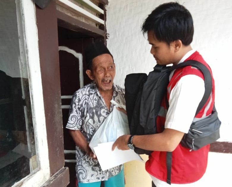 Menginjak Usia 16 Tahun, YBM PLN Cianjur Bagikan Paket Sembako ke Warga di Cianjur Selatan