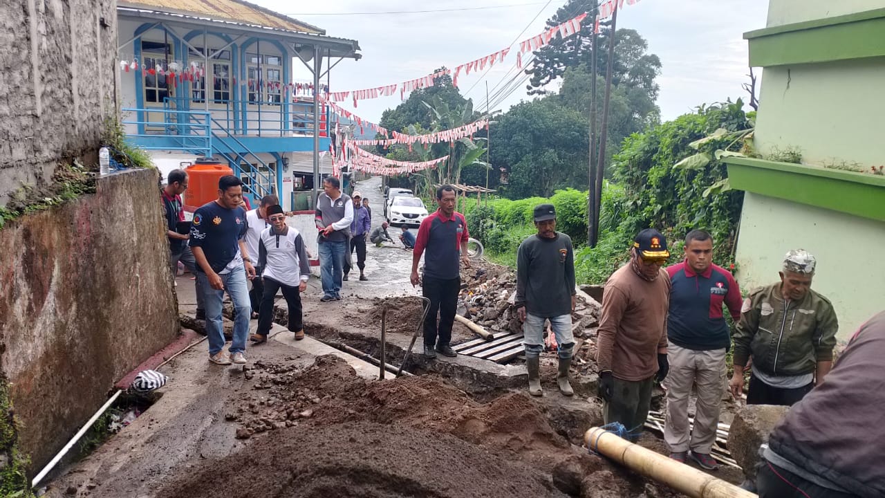 FKUB Cianjur -Tokoh Lintas Agama Gotong Royong Perbaiki Saluran Air Bersih