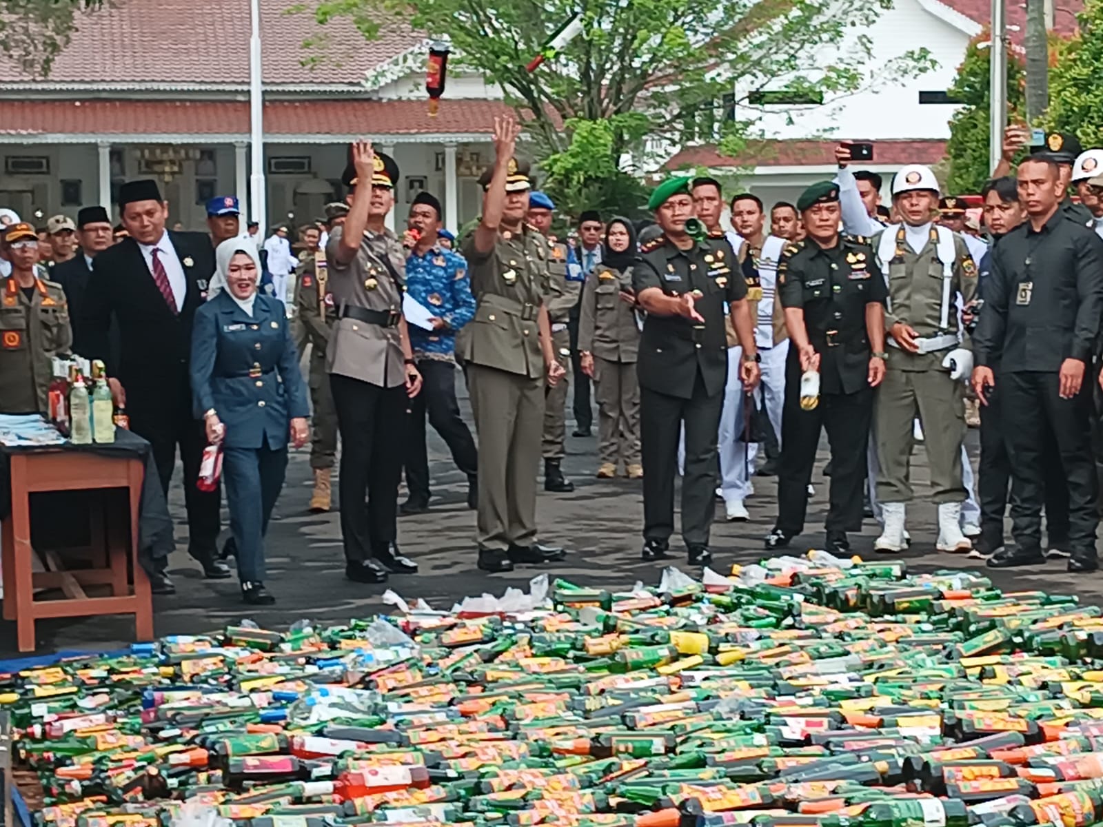 Di Cianjur, 3.253 Botol Minuman Beralkohol Dimusnahkan